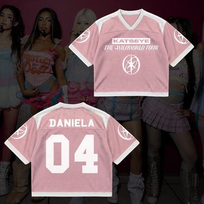 Schickes KATSEYE The Wildworld Tour Jersey mit Netzstoff-Einsätzen, Pastellrosa, Streetwear-Fanartikel
