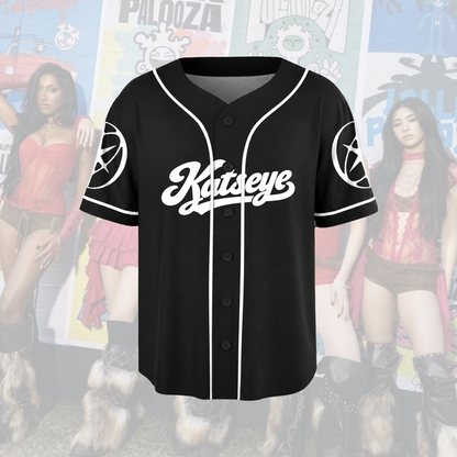 KATSEYE Wild Tour Baseballtrikot im pastellfarbenen Schmetterlings-Look für EYEKONS