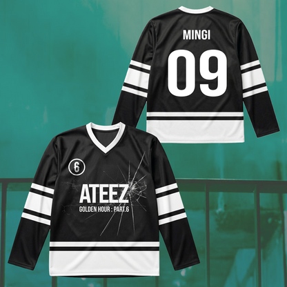 Sporty Twice Dies ist für das blau-schwarze Eishockeytrikot